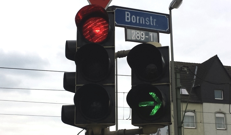 Grüner Pfeil an roter Ampel: Kurz halten, dann weiterfahren